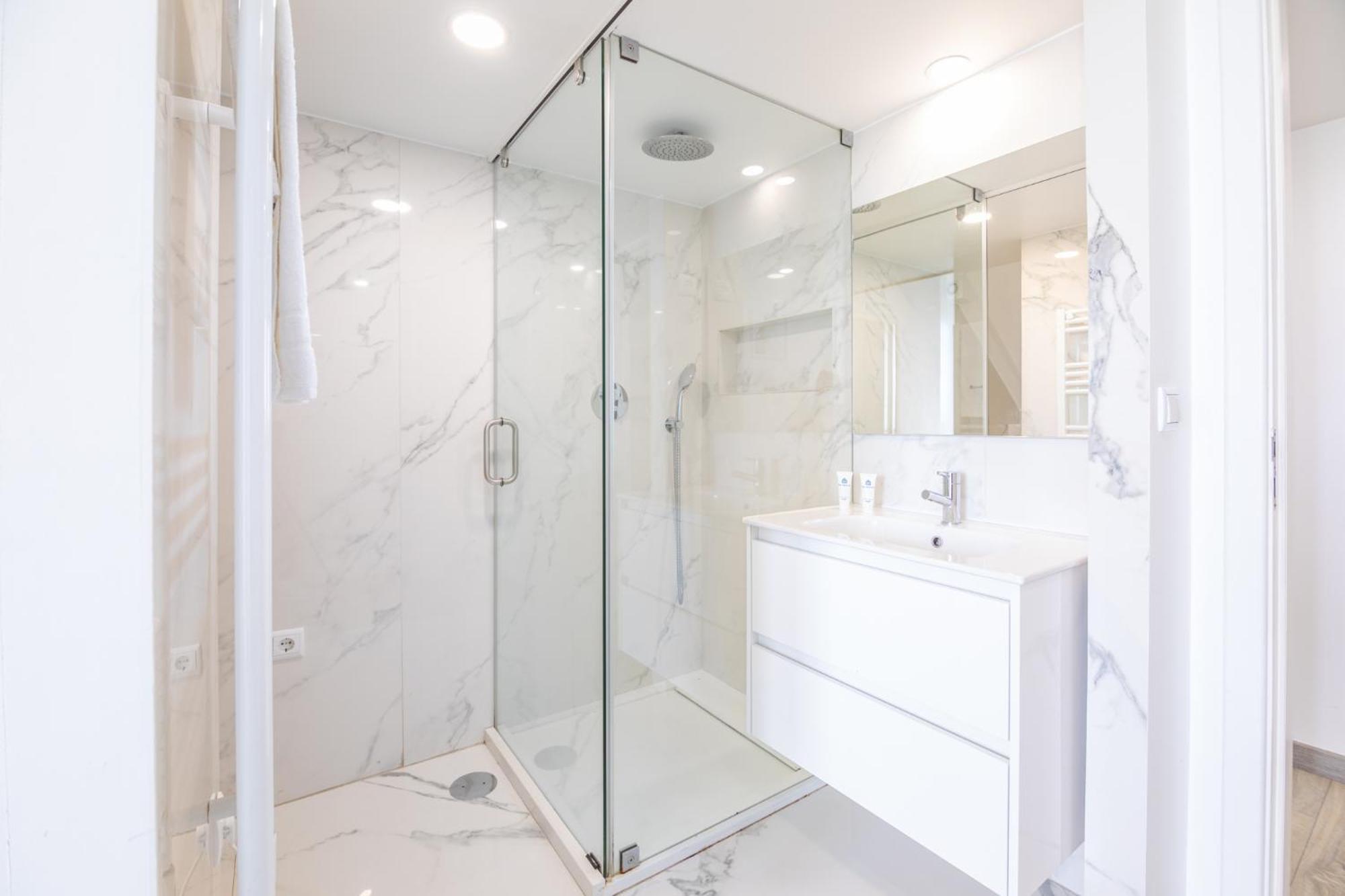 Deluxe Spacious Flats W Mezzanine By Host Wise Apartment Porto Luaran gambar