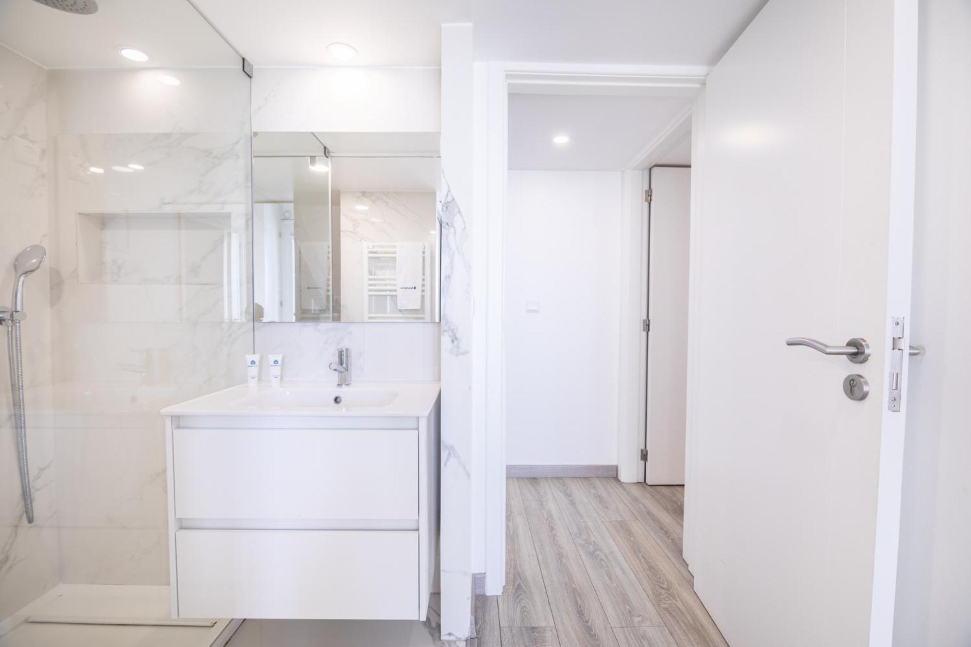 Deluxe Spacious Flats W Mezzanine By Host Wise Apartment Porto Luaran gambar