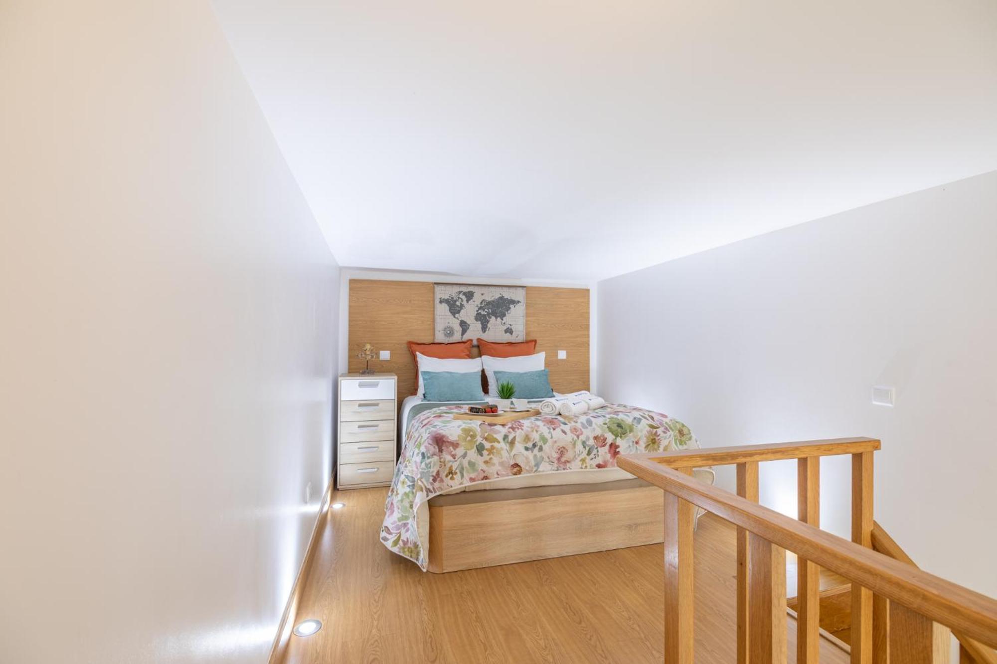 Deluxe Spacious Flats W Mezzanine By Host Wise Apartment Porto Luaran gambar