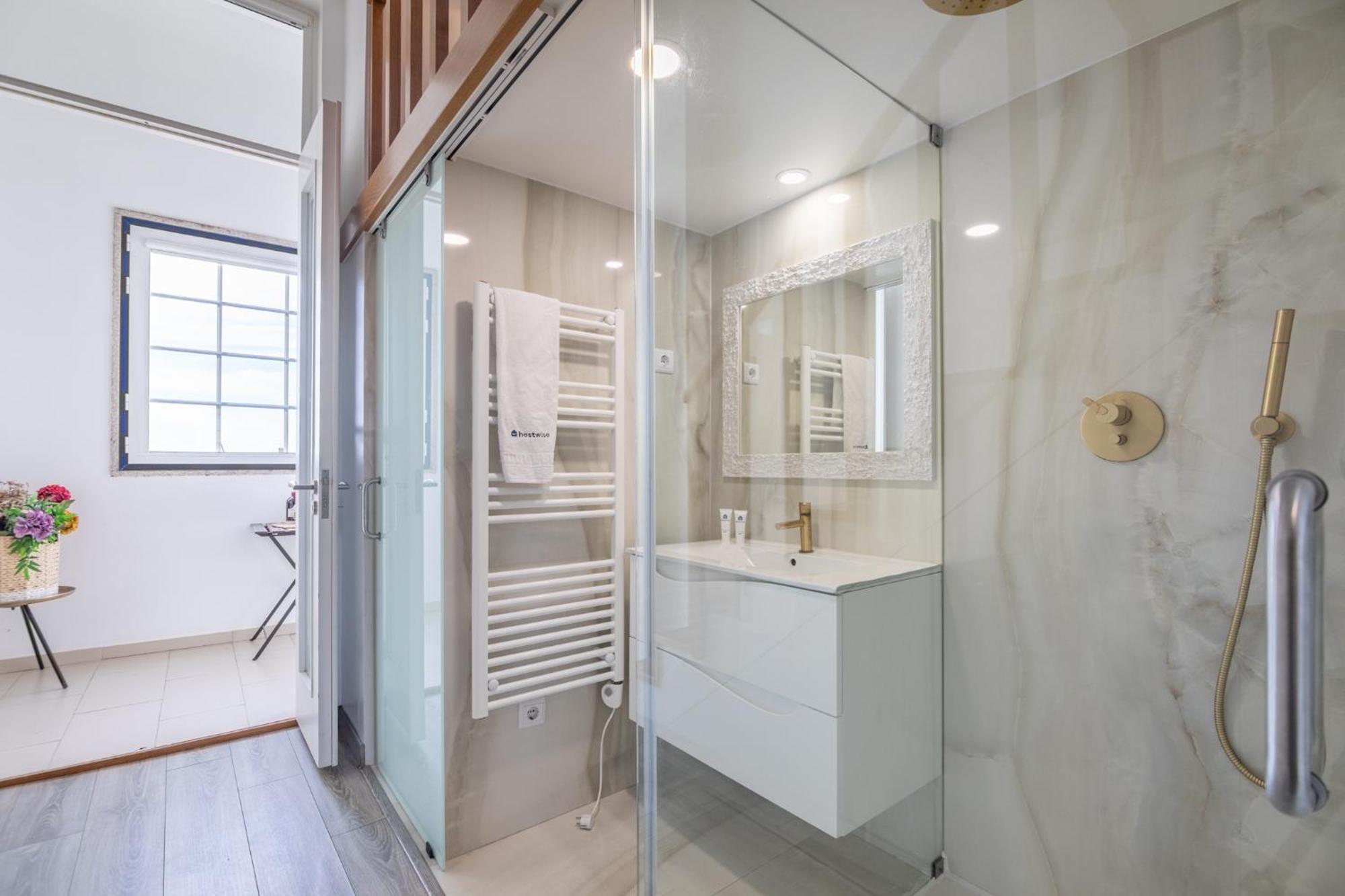Deluxe Spacious Flats W Mezzanine By Host Wise Apartment Porto Luaran gambar