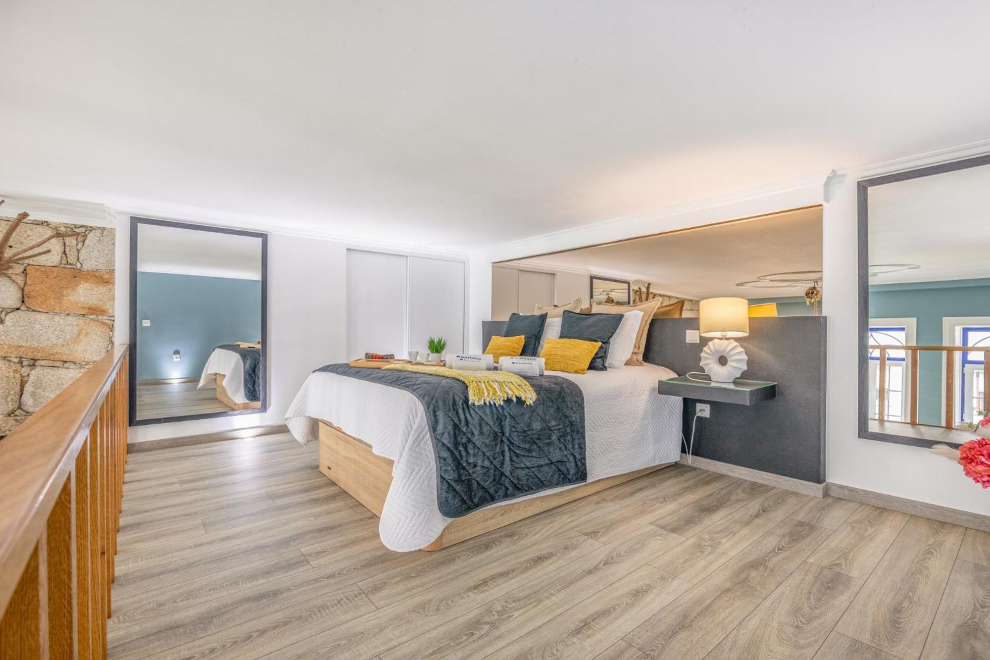 Deluxe Spacious Flats W Mezzanine By Host Wise Apartment Porto Luaran gambar