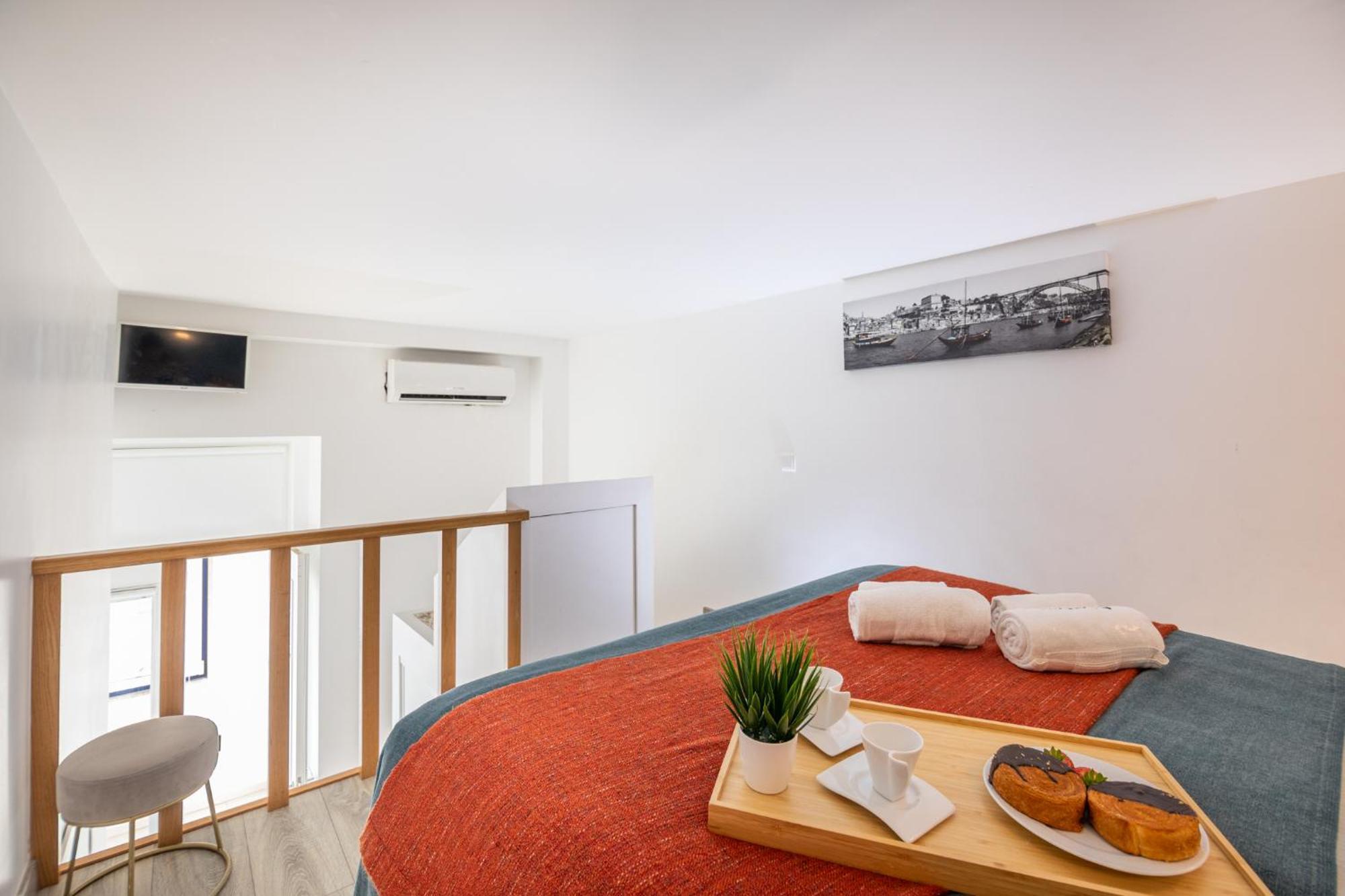 Deluxe Spacious Flats W Mezzanine By Host Wise Apartment Porto Bilik gambar