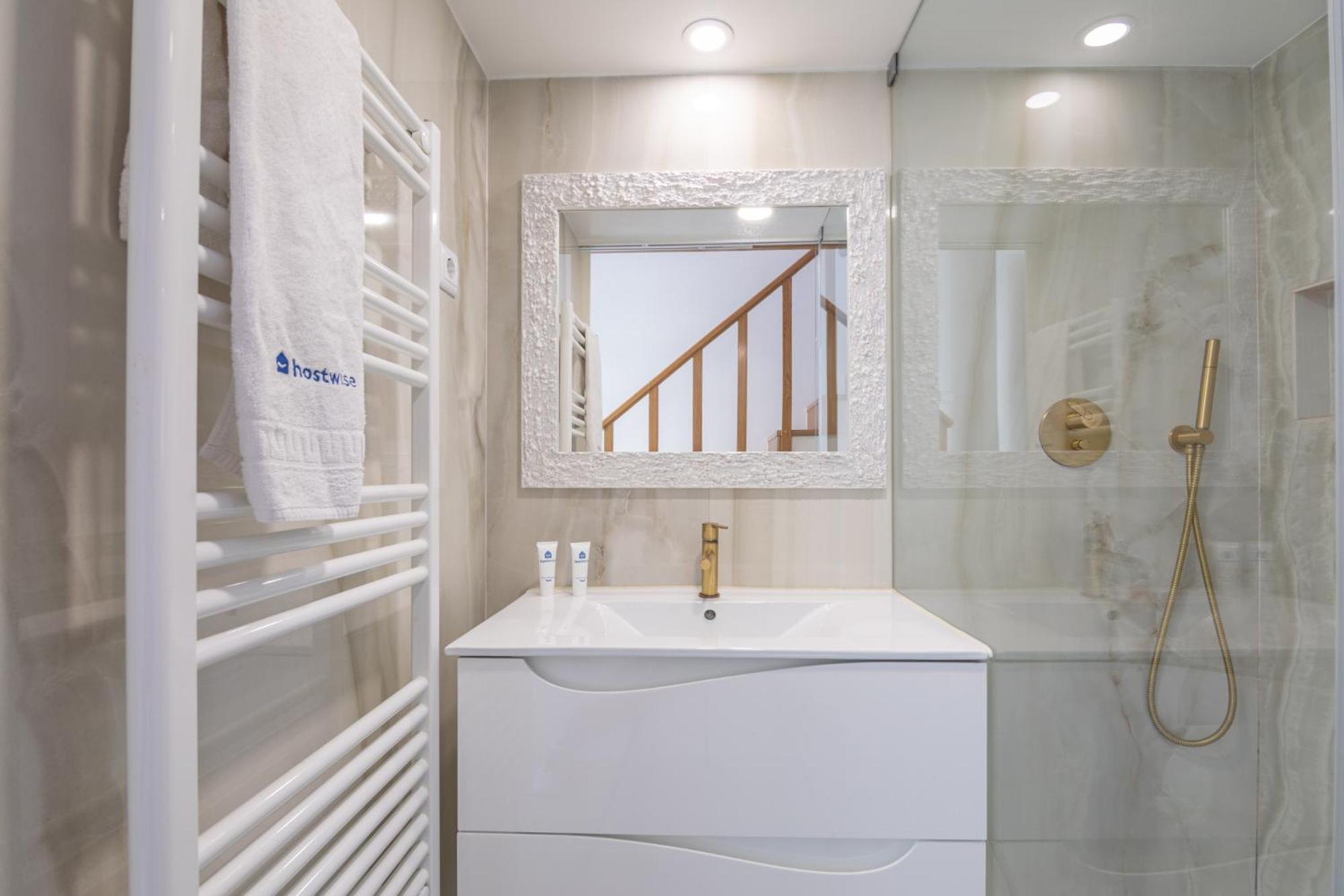 Deluxe Spacious Flats W Mezzanine By Host Wise Apartment Porto Bilik gambar