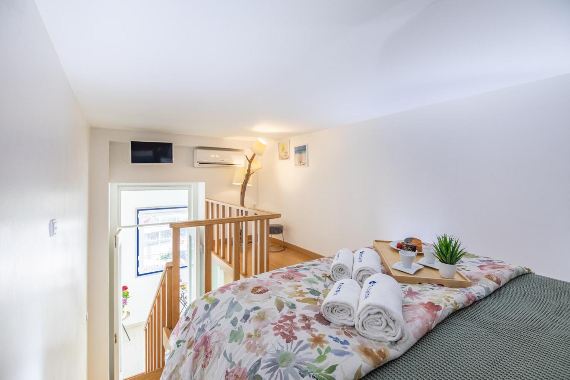 Deluxe Spacious Flats W Mezzanine By Host Wise Apartment Porto Bilik gambar