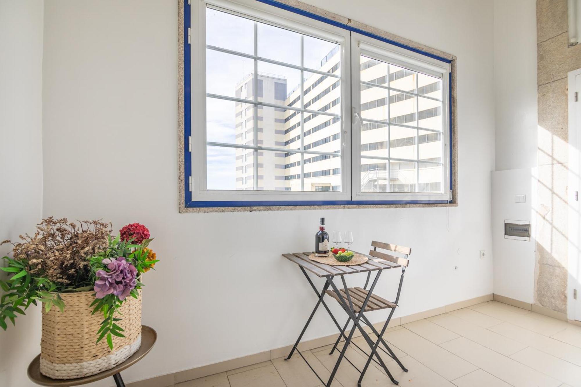 Deluxe Spacious Flats W Mezzanine By Host Wise Apartment Porto Bilik gambar